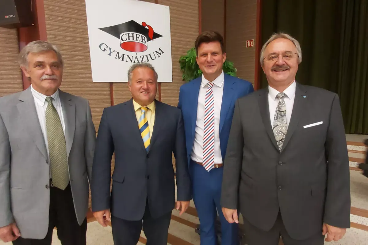 Organizátoři Ceny Aleny Dvořákové při předávání na Gymnáziu Cheb