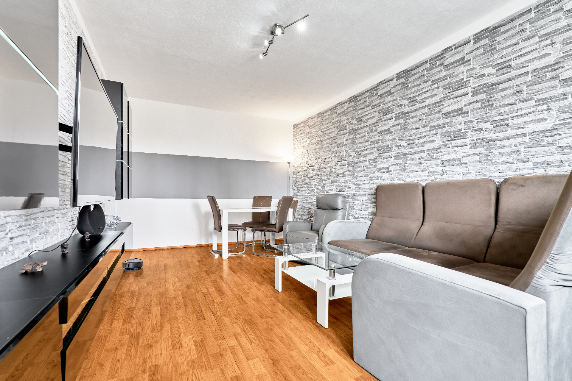 Family 3+1 apartment in Chodov - image 1