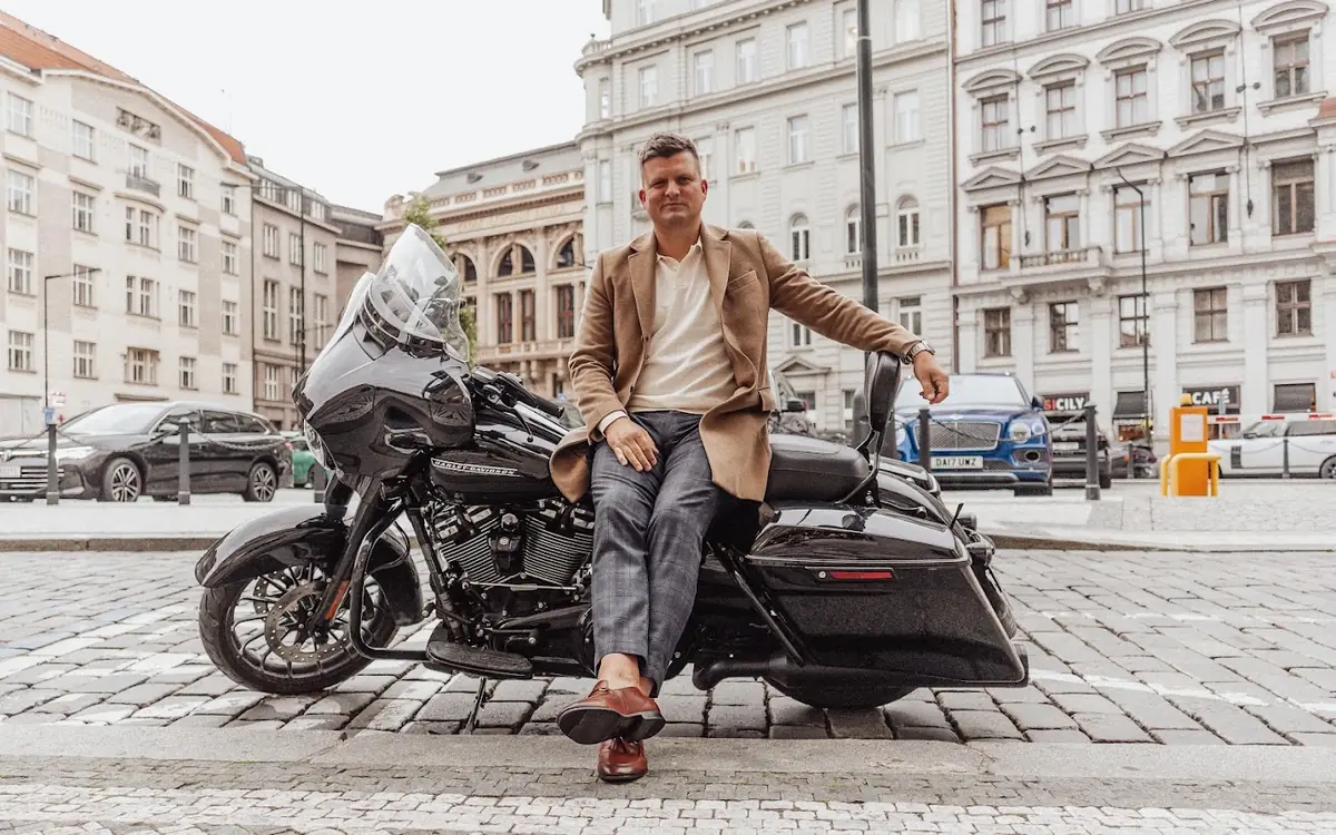 Oldřich Turner na motorce Harley-Davidson v centru Prahy