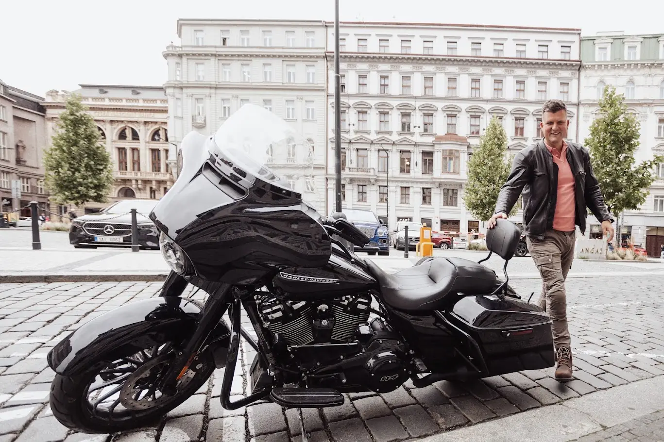 Oldřich Turner u motorky Harley-Davidson v centru Prahy